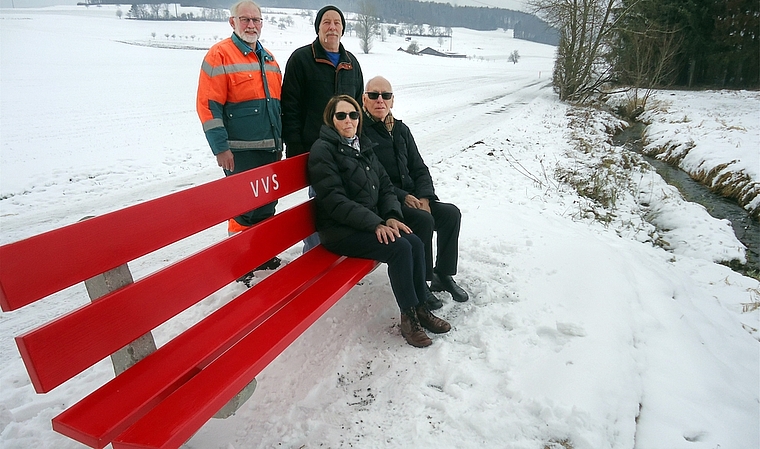 Auf Anregung von Jeanette und Franz Vogler (vorne) hat der Verkehrs- und Verschönerungsverein Sarmenstorf (vertreten durch Wendelin «Wendi» Langensand und Josef Weibel) am Erusbach eine Sitzbank montiert. Foto: tf