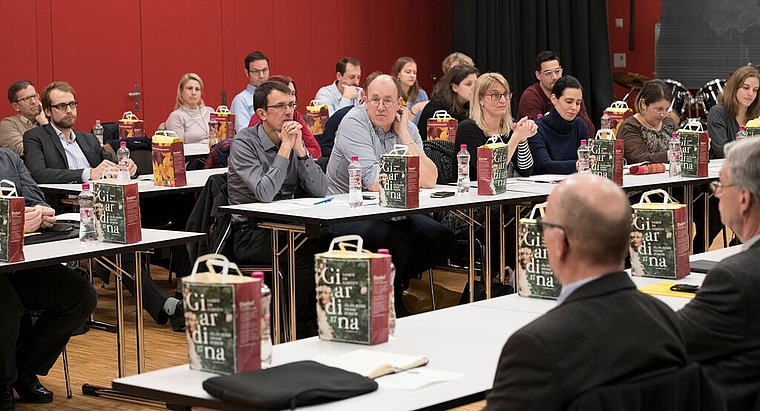 <em>Lädt zum Besuch:</em> Der Lenzburger Einwohner in der Aula Lenzhard. Foto: Alex Spichale