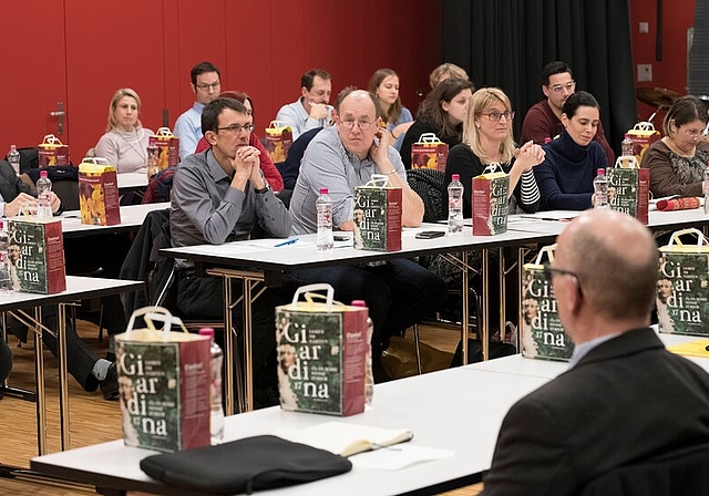 <em>Lädt zum Besuch:</em> Der Lenzburger Einwohner in der Aula Lenzhard. Foto: Alex Spichale