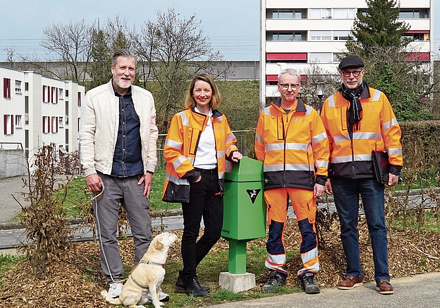 Wehren sich gegen rücksichtslose Hundehalter: Altstadt-Ladenbesitzer Matthias Günther, Frau Vizeammann Christina Bachmann-Roth, Werkhofchef Peter Ulmann und Christian Brenner, Leiter Tiefbau und Verkehr.Foto: Rinaldo Feusi