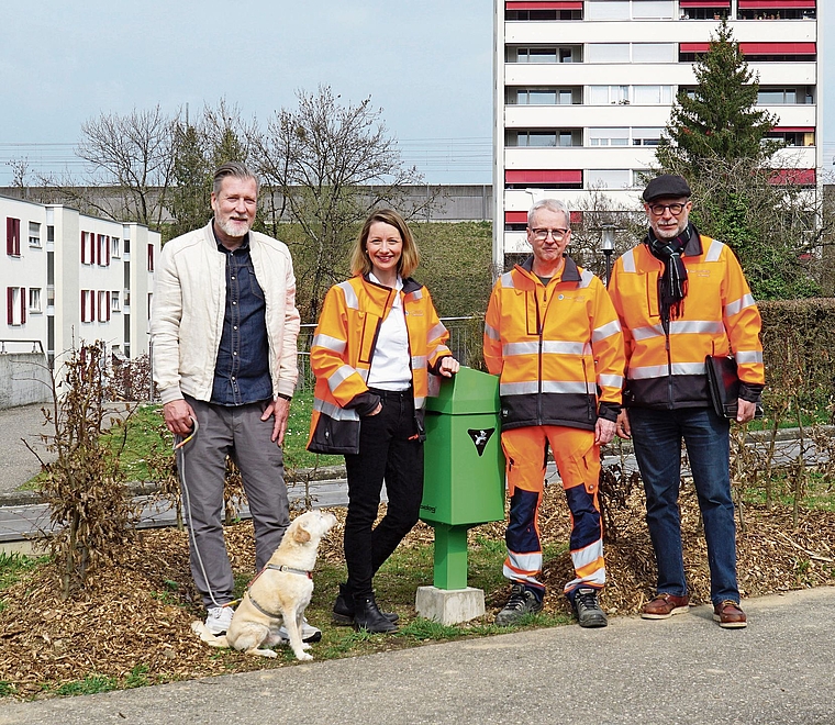 Wehren sich gegen rücksichtslose Hundehalter:  Altstadt-Ladenbesitzer Matthias Günther, Frau Vizeammann Christina Bachmann-Roth, Werkhofchef Peter Ulmann und Christian Brenner, Leiter Tiefbau und Verkehr.Foto: Rinaldo Feusi