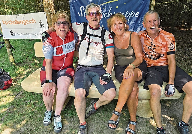 Die beiden strahlenden Organisatoren Brigitte Stäger und Markus Büchi, Fussgängerin Dorit Kersting aus Deutschland, Stammgast Stephan Lüthy aus Muri.Foto: zvg
