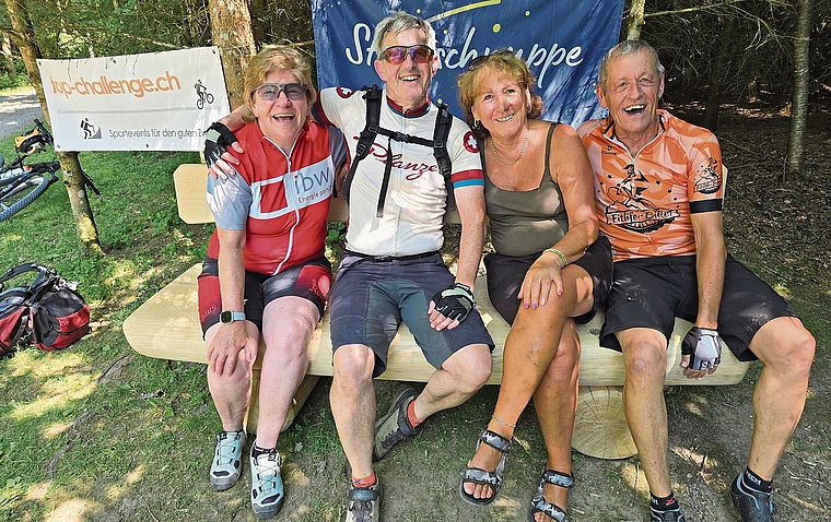 Die beiden strahlenden Organisatoren Brigitte Stäger und Markus Büchi, Fussgängerin Dorit Kersting aus Deutschland, Stammgast Stephan Lüthy aus Muri.Foto: zvg