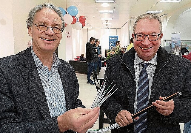 Nach drei Jahren erfolgreich abgeschlossen: Verwaltungsratspräsident Martin Steinmann und Geschäftsführer Markus Blättler beim Start des flächendeckenden Glasfasernetzes. Foto: Fritz Thut