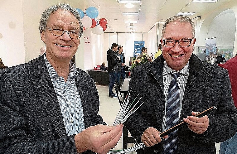 Nach drei Jahren erfolgreich abgeschlossen: Verwaltungsratspräsident Martin Steinmann und Geschäftsführer Markus Blättler beim Start des flächendeckenden Glasfasernetzes. Foto: Fritz Thut