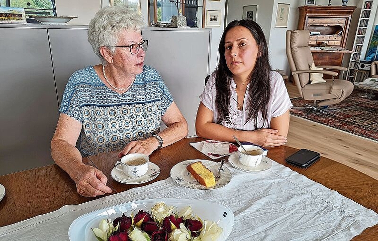 Unterstützt die junge Afghanin auch in der aktuell schwierigen Situation im Heimatland: Margrit Müller im Gespräch mit Khorshid. Foto: Carolin Frei