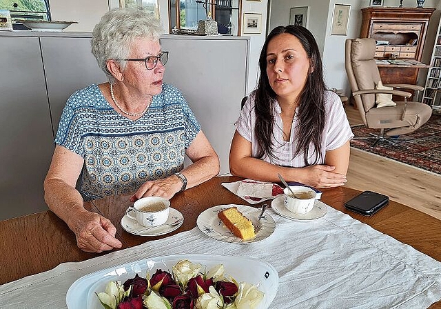 Unterstützt die junge Afghanin auch in der aktuell schwierigen Situation im Heimatland: Margrit Müller im Gespräch mit Khorshid. Foto: Carolin Frei