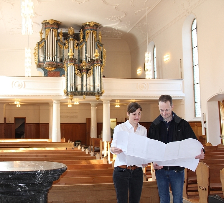Hielten sich strikte an die Pläne: Architektin Jolanda Hofmann und Kirchenpflegepräsident Johannes Burger in der Stadtkirche Lenzburg. Foto: Alfred Gassmann