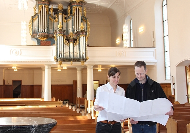 Hielten sich strikte an die Pläne: Architektin Jolanda Hofmann und Kirchenpflegepräsident Johannes Burger in der Stadtkirche Lenzburg. Foto: Alfred Gassmann
