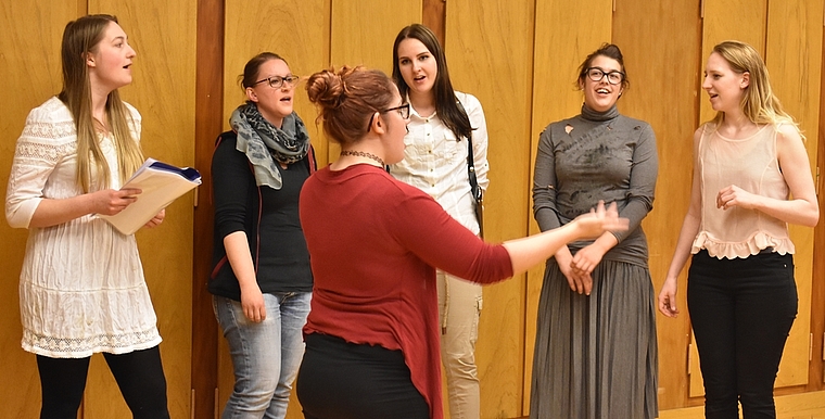 Bereits im Bühnenoutfit: Letzte Gesangsproben. Foto: Larissa Hunziker