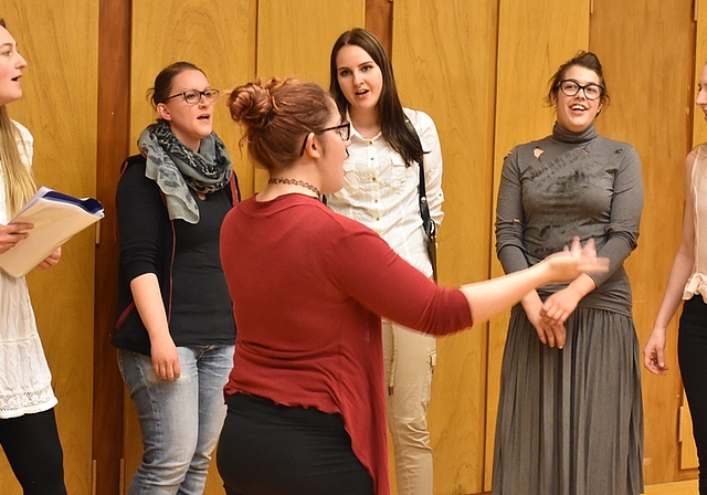 Bereits im Bühnenoutfit: Letzte Gesangsproben. Foto: Larissa Hunziker