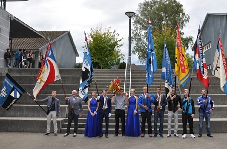 Ehre, wem Ehre gebührt: Die neue Vereinsfahne mit den Fahnendelegationen.