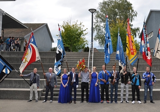 Ehre, wem Ehre gebührt: Die neue Vereinsfahne mit den Fahnendelegationen.