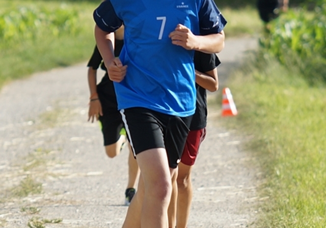 <em>Target Sprint ist Rennen und Schiessen: </em>Frankreich-Fan Cyrill Hälg führt die Truppe auf der Aufwärmrunde an und Marvin Gerber legt an, Coach Daniel Marti ist zufrieden. Fotos: rubu
