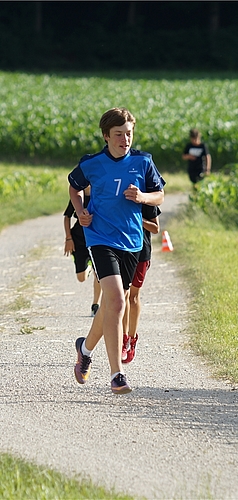 <em>Target Sprint ist Rennen und Schiessen: </em>Frankreich-Fan Cyrill Hälg führt die Truppe auf der Aufwärmrunde an und Marvin Gerber legt an, Coach Daniel Marti ist zufrieden. Fotos: rubu
