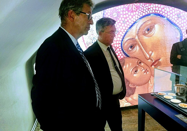 <em>Einzigartige Sammlung:</em> Der Lenzburger Stadtammann Daniel Mosimann und der russische Botschafter Sergei Garmonin an der offiziellen Eröffnung des Ikonenmuseums im Museum Burghalde. Foto: Fritz Thut