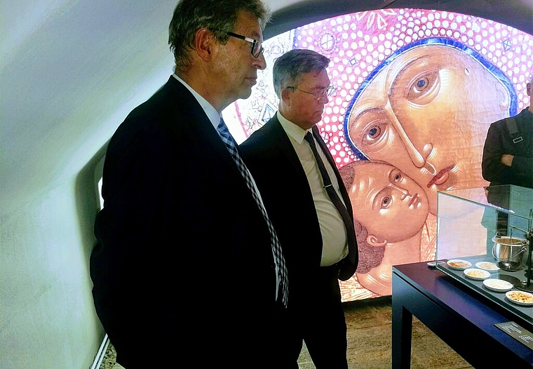 <em>Einzigartige Sammlung:</em> Der Lenzburger Stadtammann Daniel Mosimann und der russische Botschafter Sergei Garmonin an der offiziellen Eröffnung des Ikonenmuseums im Museum Burghalde. Foto: Fritz Thut