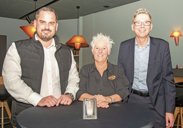 Ein Dankeschön für die Protagonisten vom Landammann-Stammtisch im Ochsen:  Dieter Egli (rechts) fürchtete keine falschen Fragen, Gabriela Mäder und Christoph Remund sorgten für das kulinarische Wohl der Anwesenden.Foto: Peter Winkelmann