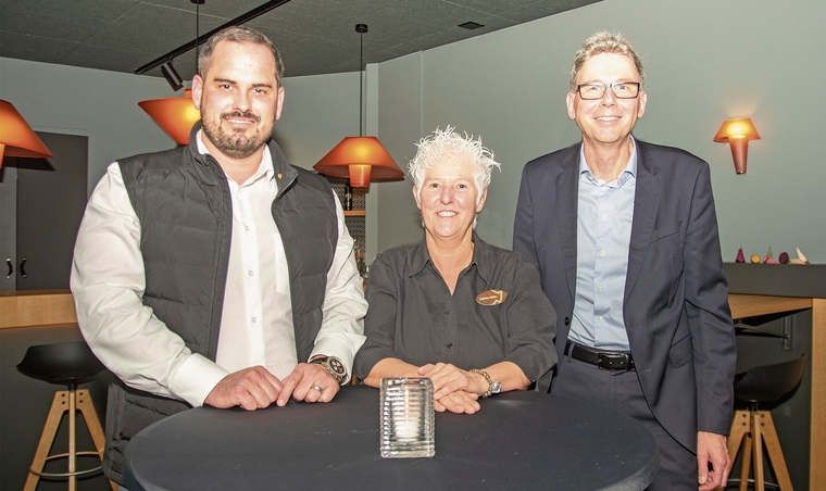 Ein Dankeschön für die Protagonisten vom Landammann-Stammtisch im Ochsen:  Dieter Egli (rechts) fürchtete keine falschen Fragen, Gabriela Mäder und Christoph Remund sorgten für das kulinarische Wohl der Anwesenden.Foto: Peter Winkelmann