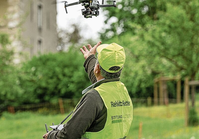 Rehkitzrettung mit modernen Mitteln: Andreas Hofstetter lässt beim Schloss Wildegg eine Drohne mit Wärmebildkamera steigen. Foto: Chris Iseli