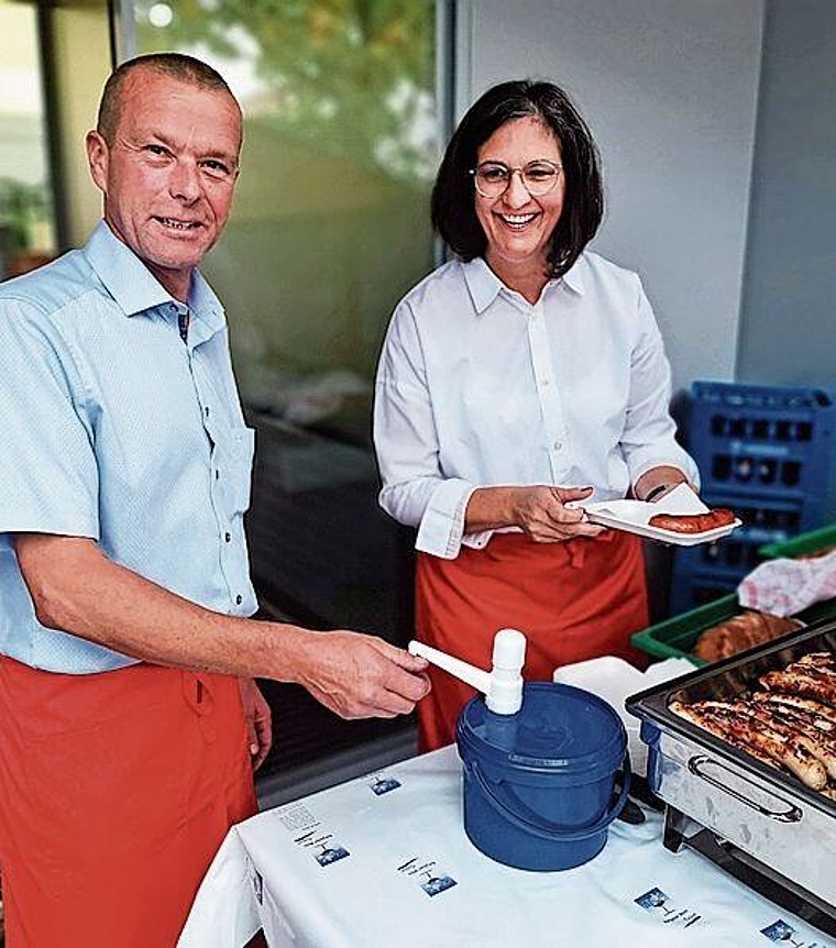 Bedienten Bürger mit Bratwürsten: Vizeammann Thomas Lindenmann und Gemeinderätin Susanne Rölli. Foto: Fritz Thut