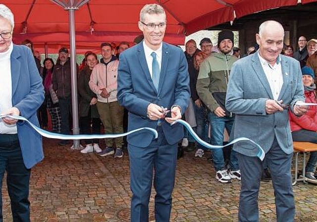 Dorfmuseum wiedereröffnet: Banddurchschnitt durch Gemeindeammann Mirjam Tinner, Grossratspräsident Lukas Pfisterer und Museumskommissionpräsident Fritz Kummer. Foto:  Peter Winkelmann