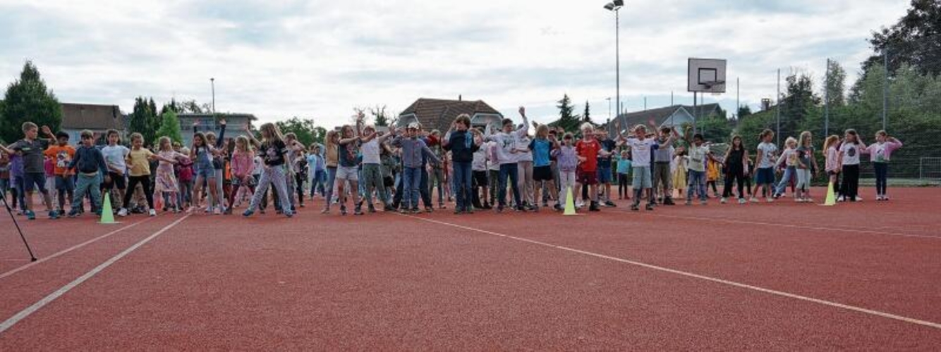 Mit einem Tanz verabschiedeten sich die Primarschüler bei ihren Göttis und Gottis der Kreisschule Meisterschwanden und Sarmenstorf. Foto: Rinaldo Feusio