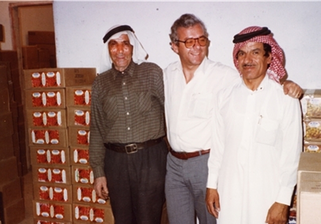 Das waren noch Zeiten, als der persönliche Kontakt etwas zählte: Der damalige Hero-Länderchef Heinz Gerber (Mitte) im Jahr 1972 mit Kunden in der saudi-arabischen Stadt Taif vor Stapeln mit Hero-Produkten. Foto: zvg