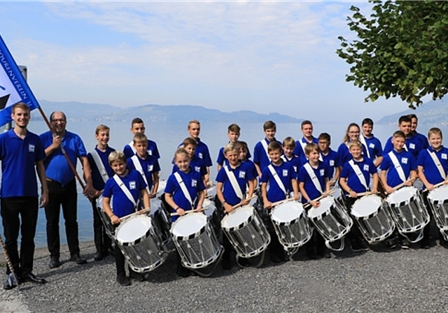 <em>Erfolgreich wie noch nie:</em> Die Delegation des Tambourenvereins Lenzburg am Zentralschweizerischen Jungtambourenfest in Arth. Foto: zvg