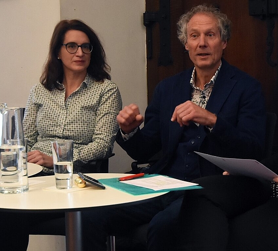 <em>Erzählten aus dem Leben:</em> Literaturhaus-Leiterin Bettina Spoerri und Kunstmaler Fritz Huser.<em/>