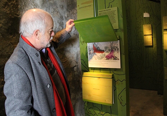 <em>Wildbann (rot) der Effinger auf dem Chestenberg zur alleinigen Nutzung nach 1495:</em> Kurator Thomas Frei demonstriert, wie man zu den Informationen an den Stelen kommt. Foto: cfr
