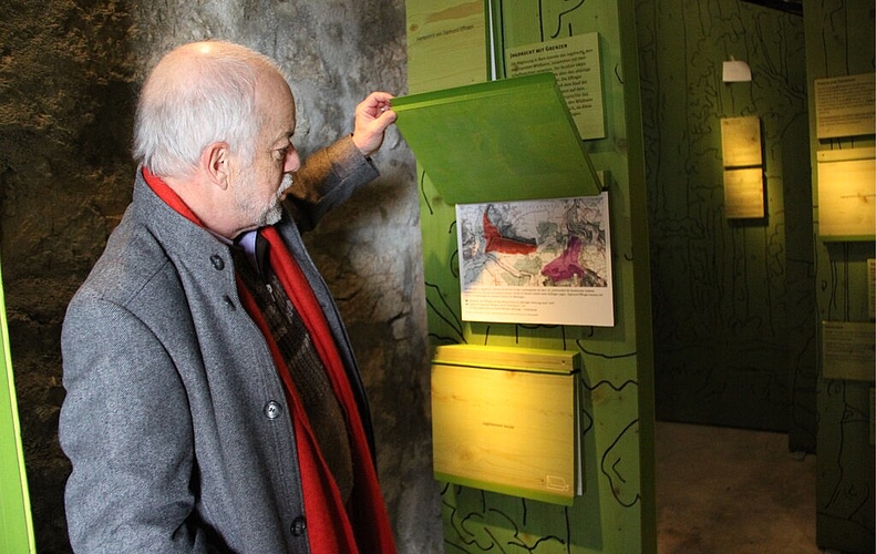 <em>Wildbann (rot) der Effinger auf dem Chestenberg zur alleinigen Nutzung nach 1495:</em> Kurator Thomas Frei demonstriert, wie man zu den Informationen an den Stelen kommt. Foto: cfr
