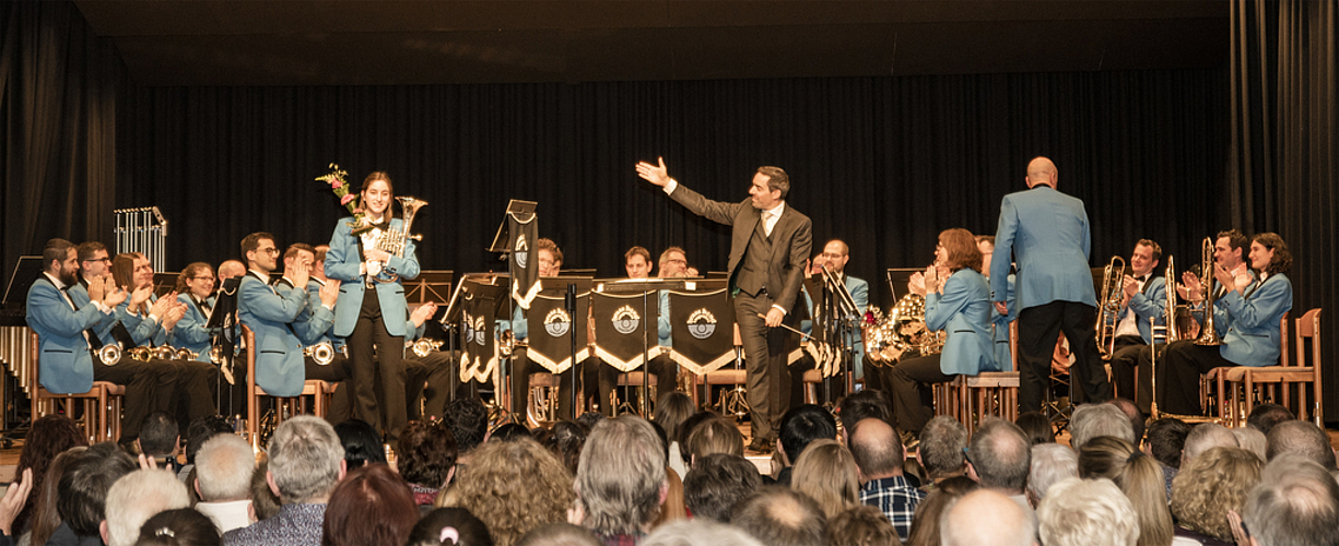 Erntete viel Sonderapplaus: Fiona Näf spielte als Solistin auf dem Horn im Stück «Episode». Foto: Peter Winkelmann
