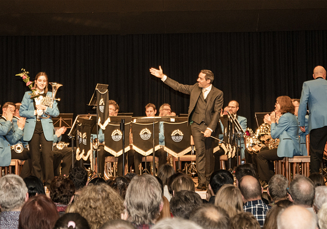 Erntete viel Sonderapplaus: Fiona Näf spielte als Solistin auf dem Horn im Stück «Episode». Foto: Peter Winkelmann
