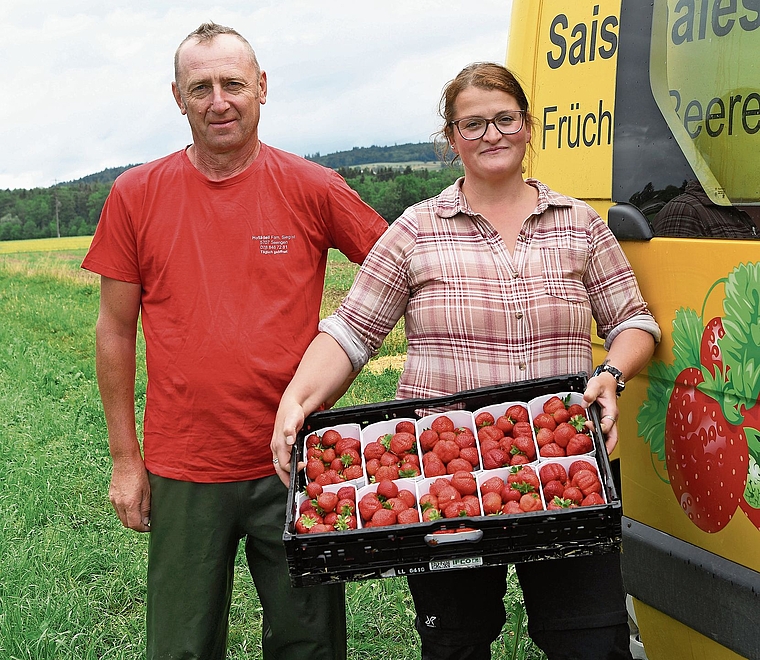 Der Vorarbeiter Mariusz Brodaczewski und Christa Siegrist zeigen die frisch geernteten Erdbeeren.Foto: Andreas Walker
