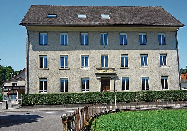 Geeignet als Schulraum – leider in der falschen Zone: Das Seetalschulhaus in Seon.Foto: Rinaldo Feusi