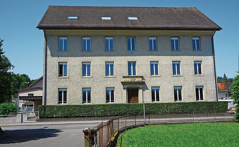 Geeignet als Schulraum – leider in der falschen Zone: Das Seetalschulhaus in Seon.Foto: Rinaldo Feusi