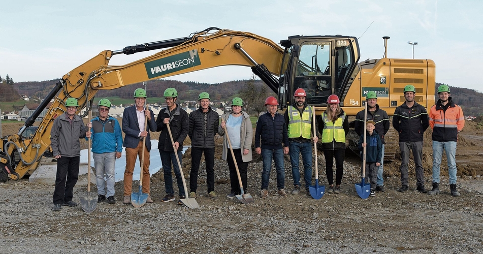 Beim Spatenstich anwesend waren Vertreterinnen und Vertreter der beiden Gemeinderäte Seon und Egliswil, der Feuerwehr Seon-Egliswil, der Walker Architekten, der Bauverwaltung, der Finanzen und der Technischen Betriebe Seon vor dem Bagger der Firma Hauri.Foto: Andreas Walker