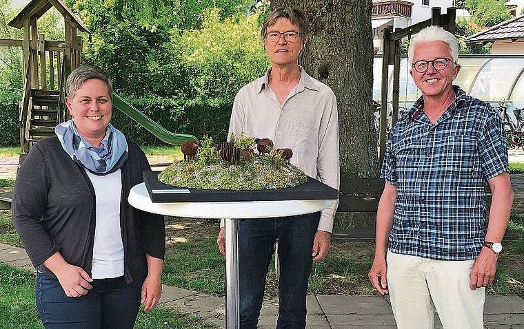 Stellen ihr Kreiselmodell «Weidende Schafe auf dem Hügel» vor: Melanie Bucheli, Franz Arnold und Joseph Hess. Foto: Carolin Frei