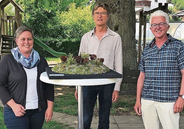 Stellen ihr Kreiselmodell «Weidende Schafe auf dem Hügel» vor: Melanie Bucheli, Franz Arnold und Joseph Hess. Foto: Carolin Frei