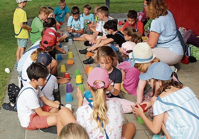 Kommunikativ: Kinder beim Becherspiel. Foto: Alexander Studer
