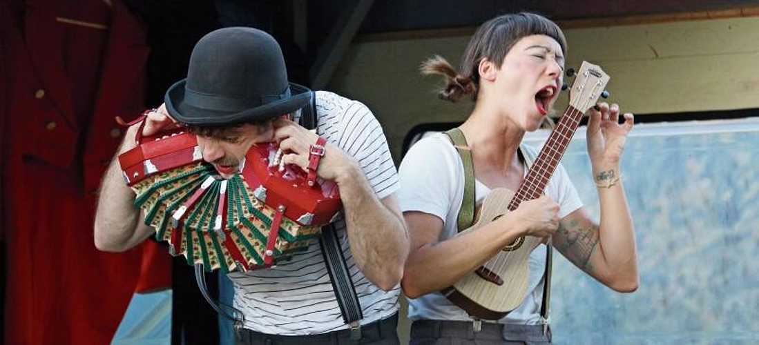 Mal poetisch, mal verrückt: Das Clown-Duo Jac and Joe brachte das Publikum zum Lachen. Foto: Romi Schmid