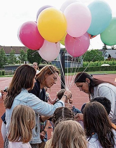 Letzte Kniffe vor dem Spalierstehen.  Foto: rfb