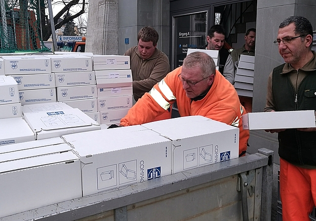 Tonnenweise Papier: Mitglieder des Stadtbauamts beim Abtransport von Steuerakten zur Entsorgung. Foto: Fritz Thut