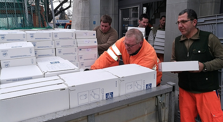 Tonnenweise Papier: Mitglieder des Stadtbauamts beim Abtransport von Steuerakten zur Entsorgung. Foto: Fritz Thut