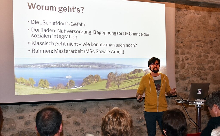 Worum gehts: Fabian Birrer stellt an seiner Präsentation die Rahmenbedingungen vor. Foto: Larissa Hunziker