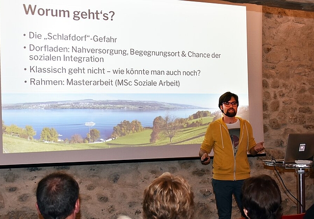 Worum gehts: Fabian Birrer stellt an seiner Präsentation die Rahmenbedingungen vor. Foto: Larissa Hunziker
