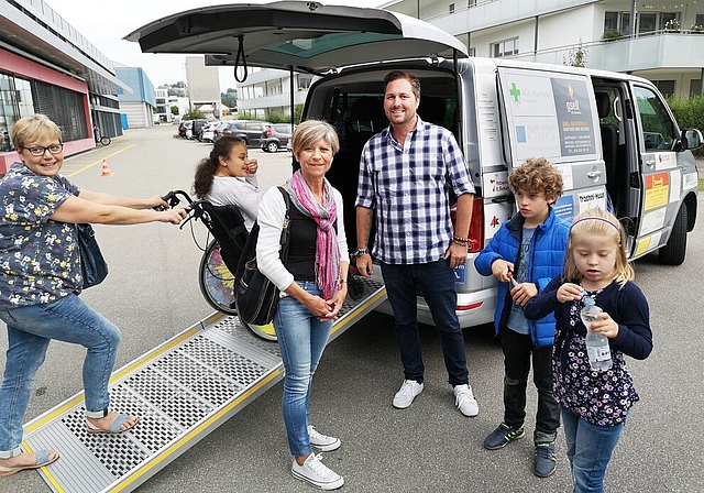 <em>Freude über das neue Fahrzeug:</em> Mary-Claude von Arx, Präsidentin des Vereins Insieme Aarau-Lenzburg (Mitte), mit Spitex-Mobile-Projektleiter Dominic Kolb und potenziellen Nutzern des neuen Gefährts bei der offiziellen Übergabe. Foto: Frit