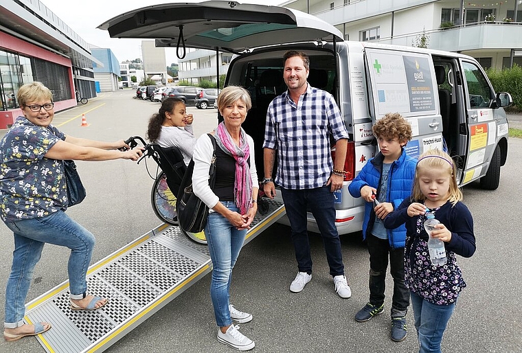 <em>Freude über das neue Fahrzeug:</em> Mary-Claude von Arx, Präsidentin des Vereins Insieme Aarau-Lenzburg (Mitte), mit Spitex-Mobile-Projektleiter Dominic Kolb und potenziellen Nutzern des neuen Gefährts bei der offiziellen Übergabe. Foto: Frit