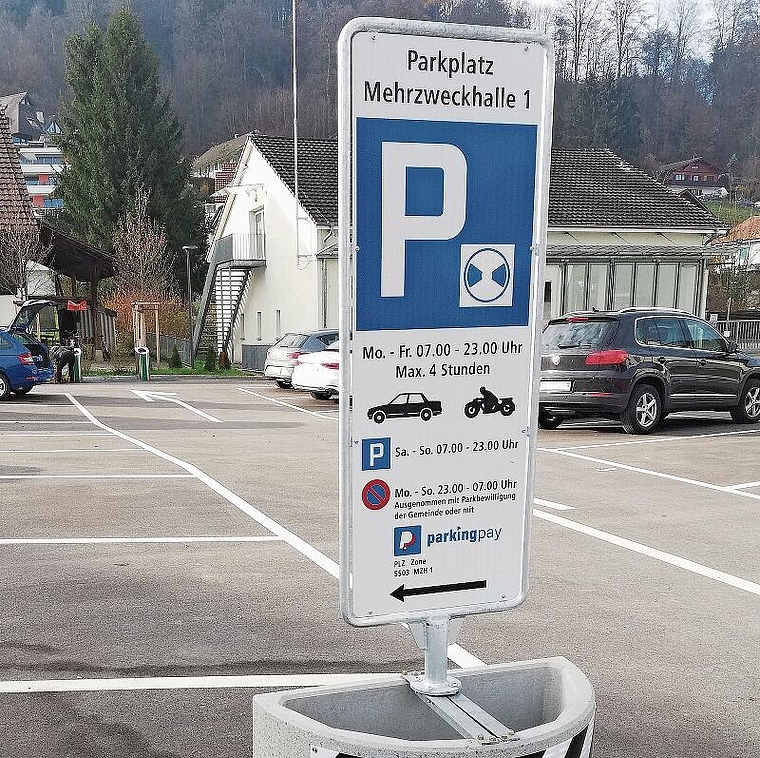 Die erste Tafel steht bereits bei der Mehrzweckhalle: Auf den Hinweistafeln stehen alle Infos zum Parkieren auf Gemeindegebiet. Foto: cfr